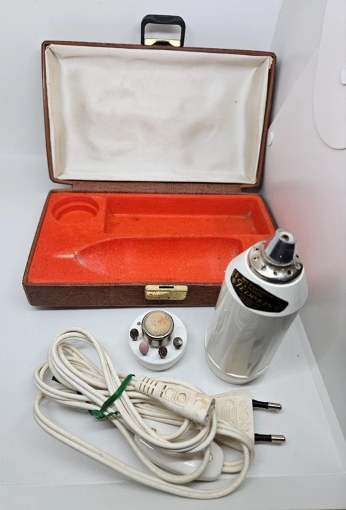 Mallette avec machine à manucure / pédicure et quelques embouts.
Fonctionnelle.
Pediman. - photo numéro 7