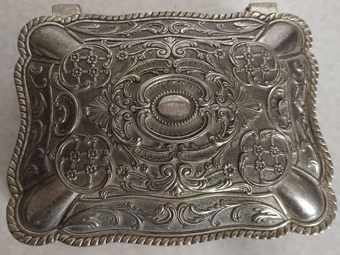 Boîte à bijoux ancienne en métal argenté (intérieur velours noir, dessous bleu) - photo numéro 2