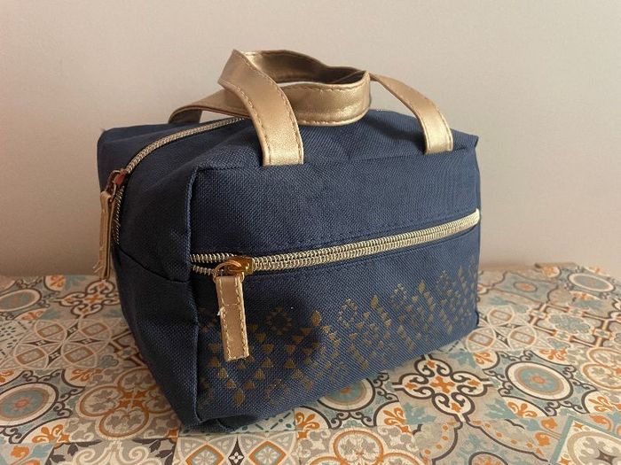 Pochette trousse à maquillage bleu imprimé geometrique dorée