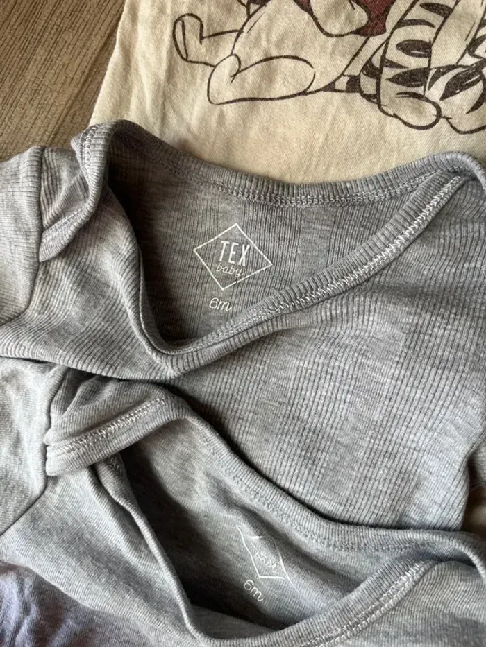 Lot bodies fille 3-6 mois - photo numéro 9