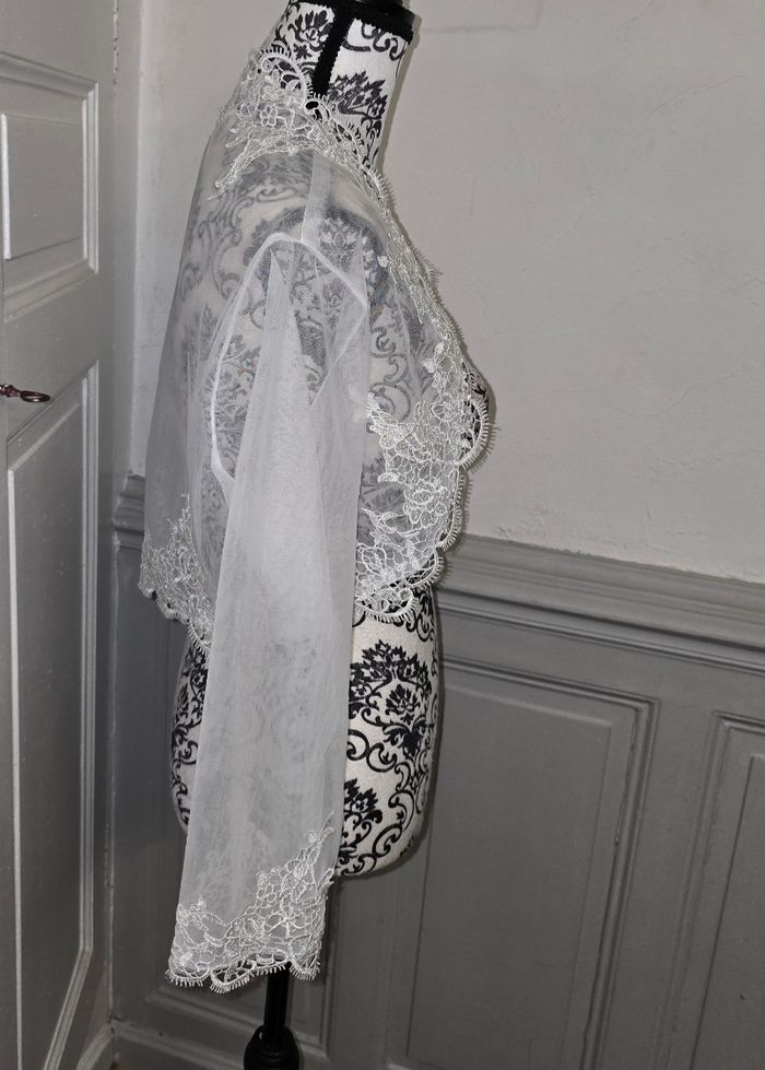 Boléro blanc mariage manche longue tulle et dentelle - photo numéro 2