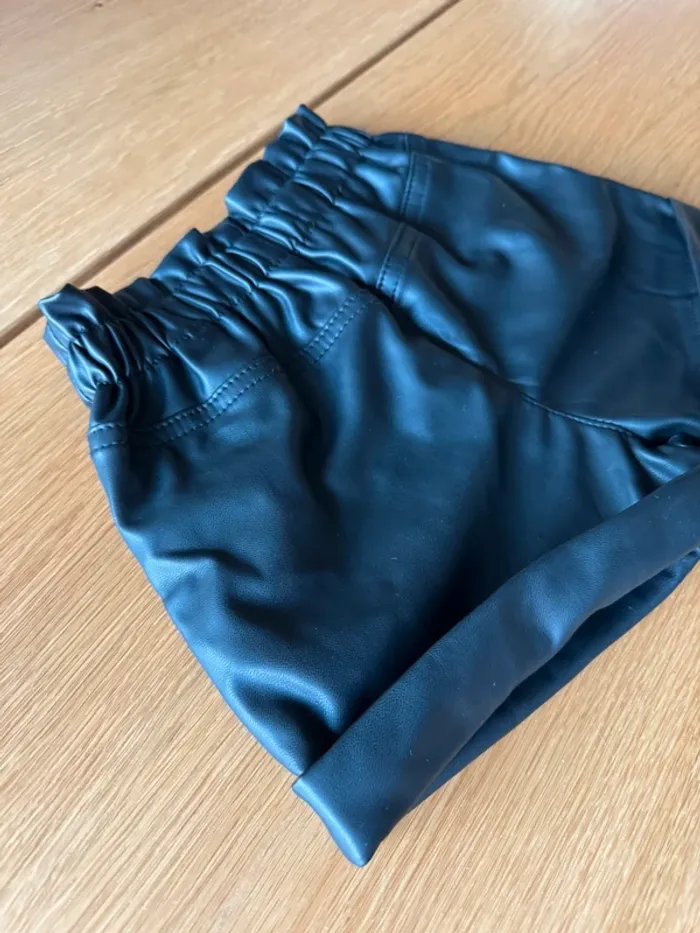 Short en similicuir noir avec fronssage - Taille 3/4 Ans - photo numéro 9