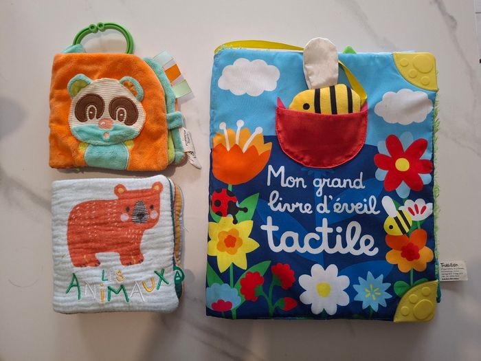 Lot 3 livres d'éveil en tissu pour bébé-parfait état