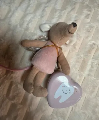  La Petite Souris – Peluche 10 cm + Boîte à dents en métal rose
