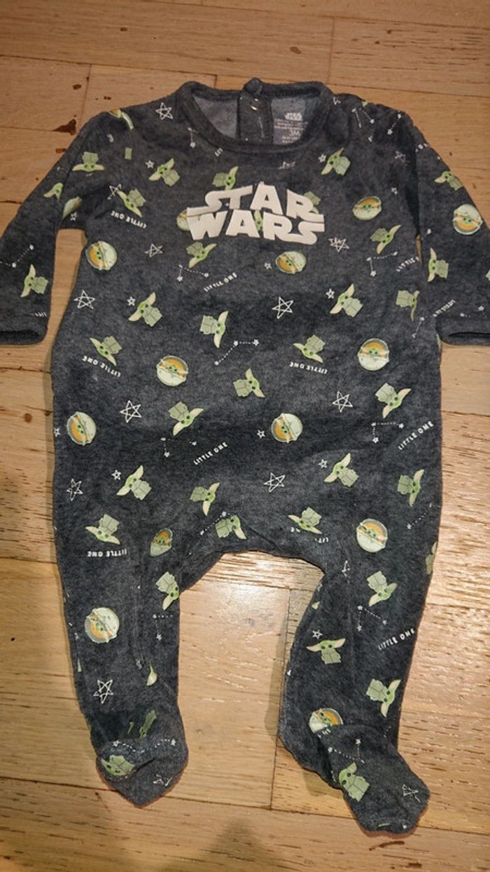 Pyjama velours gris motif bébé yoda / grogu