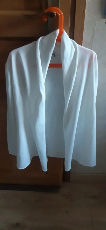 Gilet ouvert tape à l'oeil blanc 10 ans en très bon état