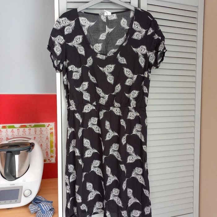 Robe noire motifs plumes