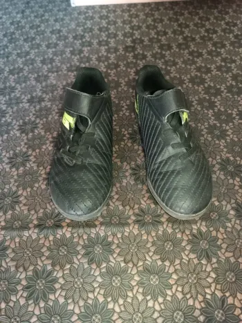 Chaussure rugby/foot  T 30 kipsta agility 100 black