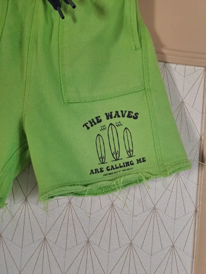 Short vert kiabi 5 ans tbe 1 micro tache qu'on ne voit pas - photo numéro 2