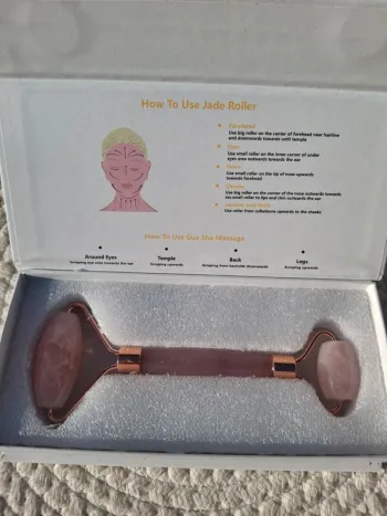 Roller de Massage en Quartz Rose – Neuf & Élégant