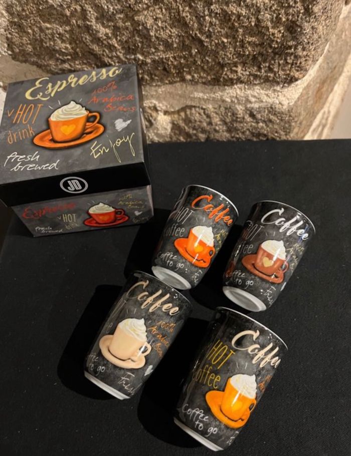 Set de 4 petites tasses , gobelet à café expresso en porcelaine JD