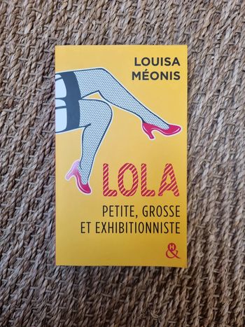 Lola petite, grosse et exhibitionniste