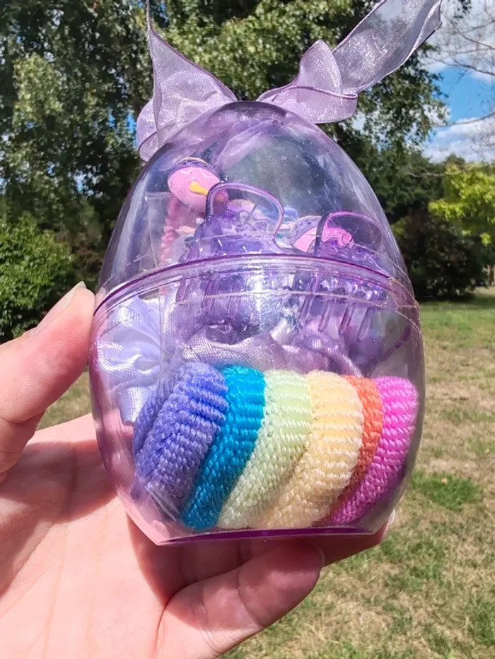 Lot accessoires de coiffures dans un oeuf violet - photo numéro 3