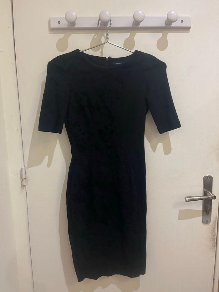 Robe longue noir avec des fleurs en velours manches courtes french connection taille S/36