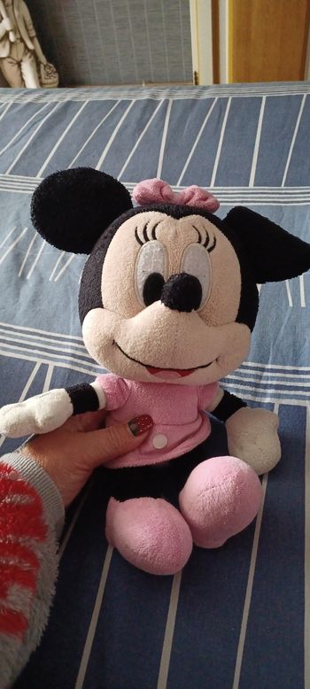 Très jolie petite peluche minnie
