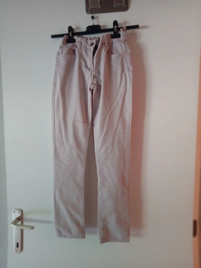 Joli pantalon rose pâle.  10 ans