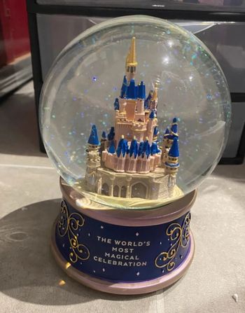 Snowglobe boule a neige musicale disney 50th anniversaire