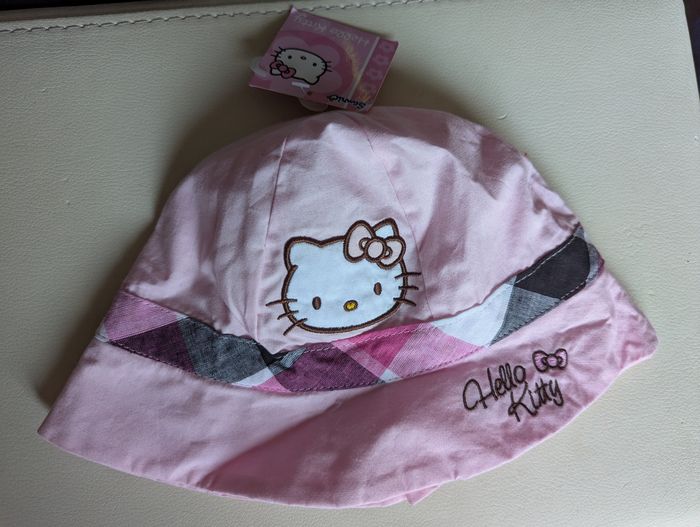 Très joli chapeau Hello Kitty neuf