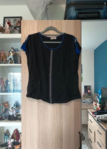 Blouse noir, blanc et bleu marine
Avec pom-pom sur le haut  Noémie & Co. - Taille M 38