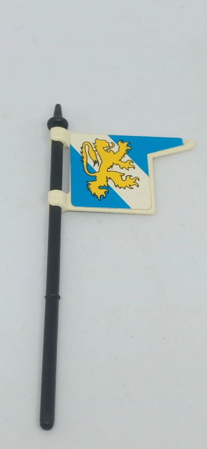 Drapeau bleu et blanc avec lion jaune et mât playmobil