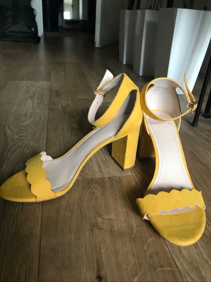Chaussures à talons jaune - photo numéro 2