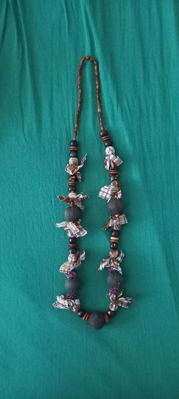 Collier vintage brun et violet avec tissu