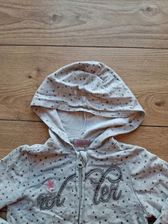 Sweat à capuche zippé Lisa Rose 5 ans très bon état - photo numéro 5