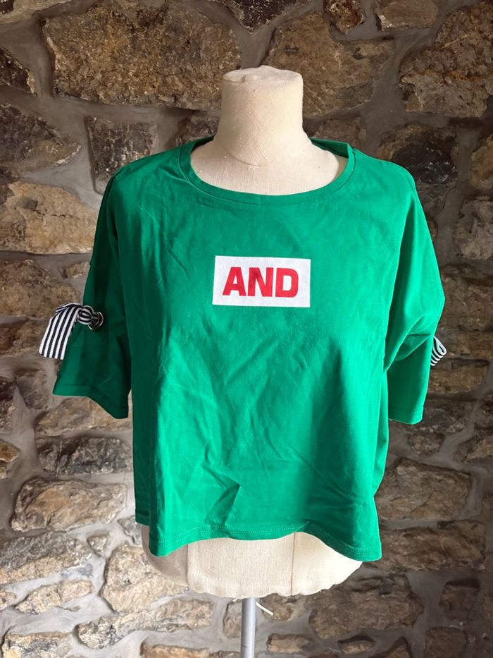 T-shirt vert oversized avec noeuds manches et dos
