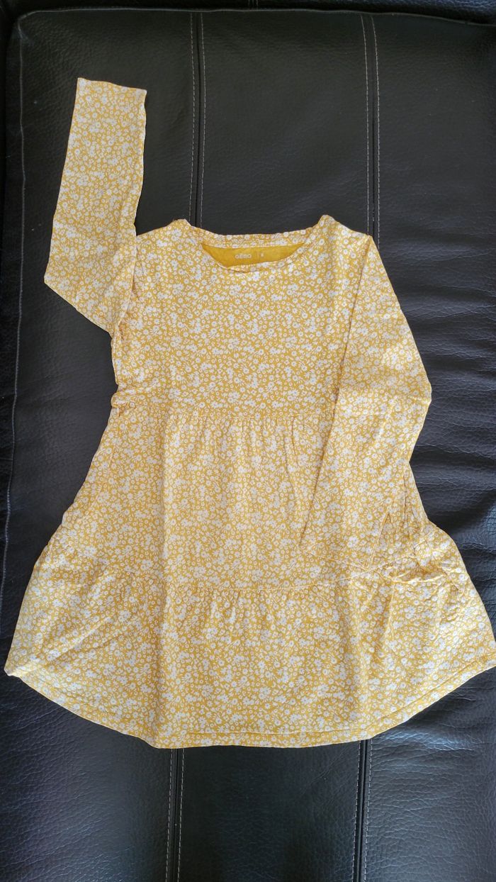 Robe à manches longues  jaune moutarde 8 ans.
