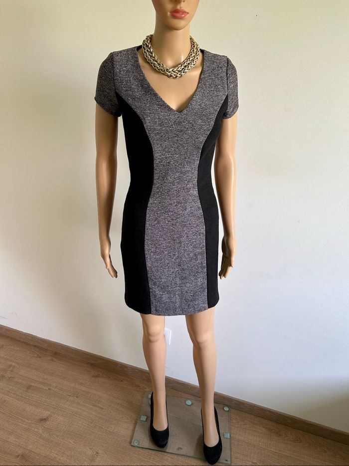 Robe grise et noire neuve à manches courtes Naf Naf taille 34 - photo numéro 3
