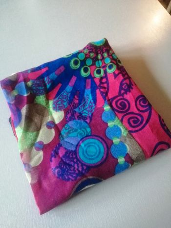 🌸Foulard à motifs vifs fushia et bleu 🌸