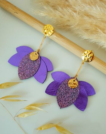 Boucles d'oreilles fleurs de lotus en cuir violet métalisé 