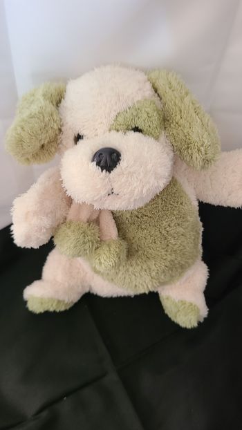 doudou chien range pyjama vert blanc echarpe pompon