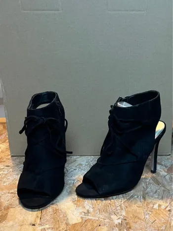 Chaussure à talon et lacet aspect velours bottines élégante