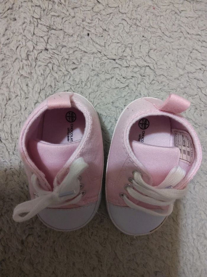 Paire de chaussures rose et blanche - photo numéro 2