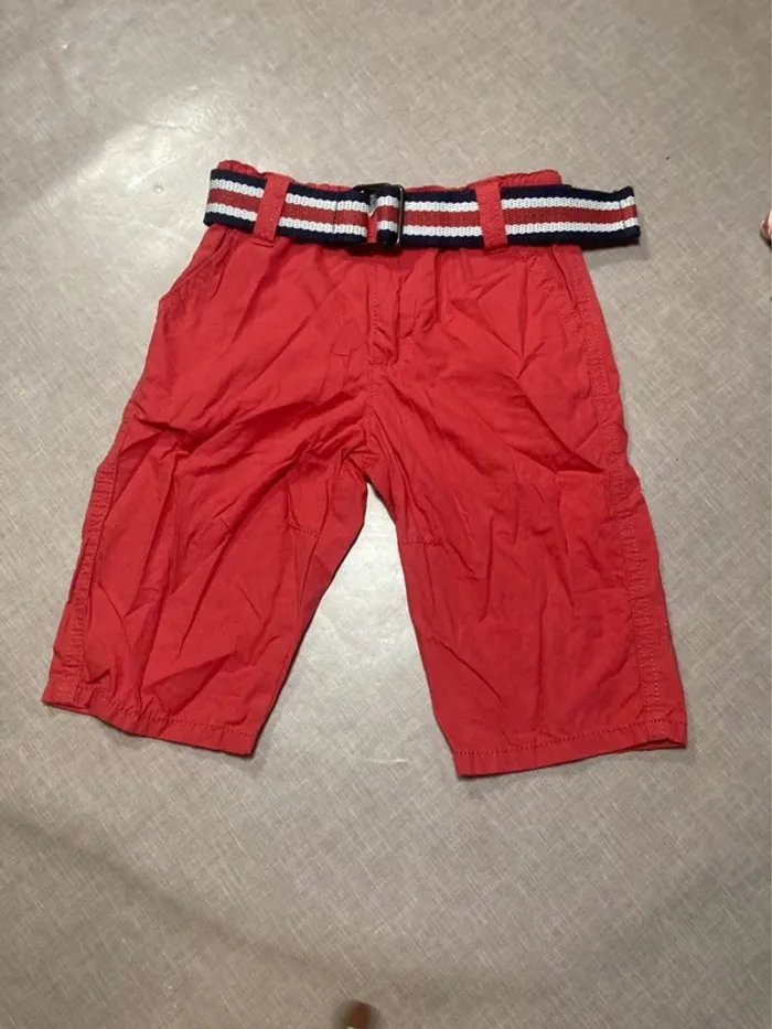 🔴 Bermuda rouge Kiabi avec ceinture – 3 ans (90-97 cm)