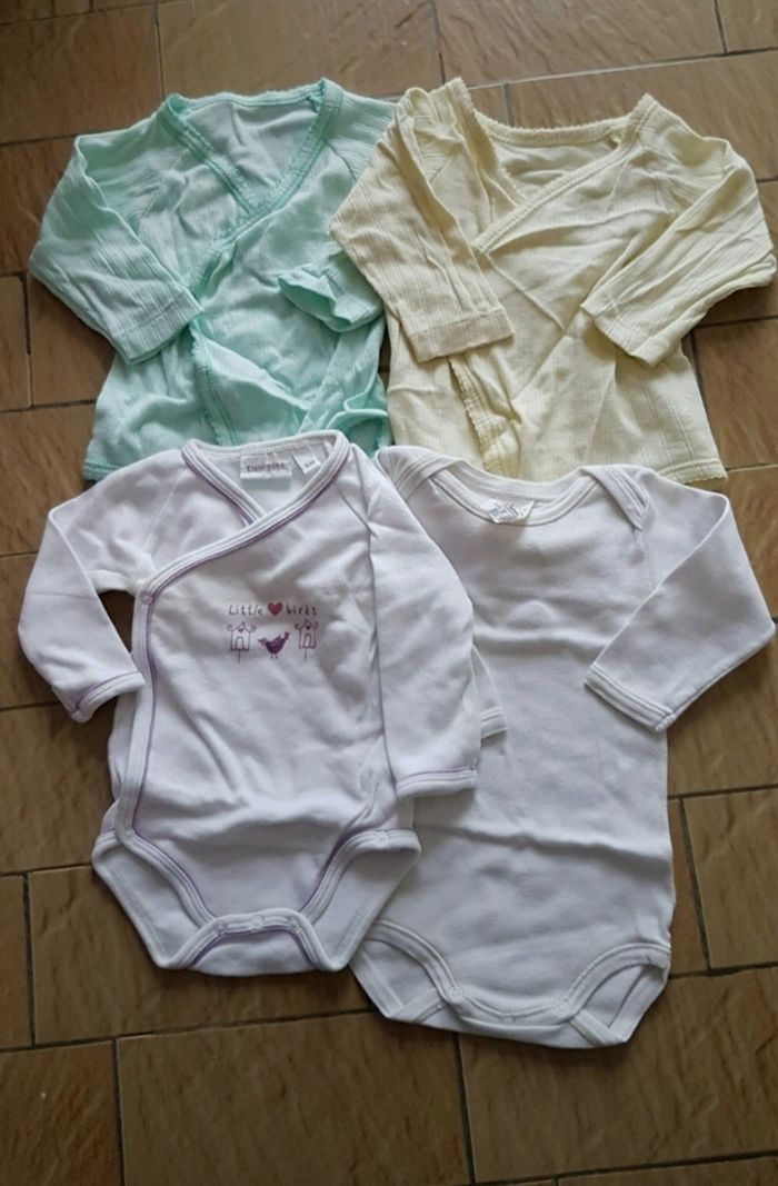 Lot 4 bodies manches longues / Taille 6 mois