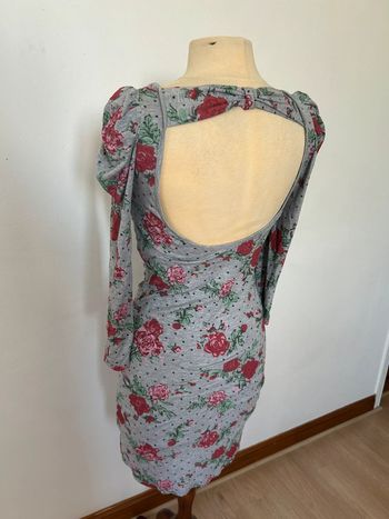 Robe mi-longue moulante dos nu motifs fleurs roses et petits pois