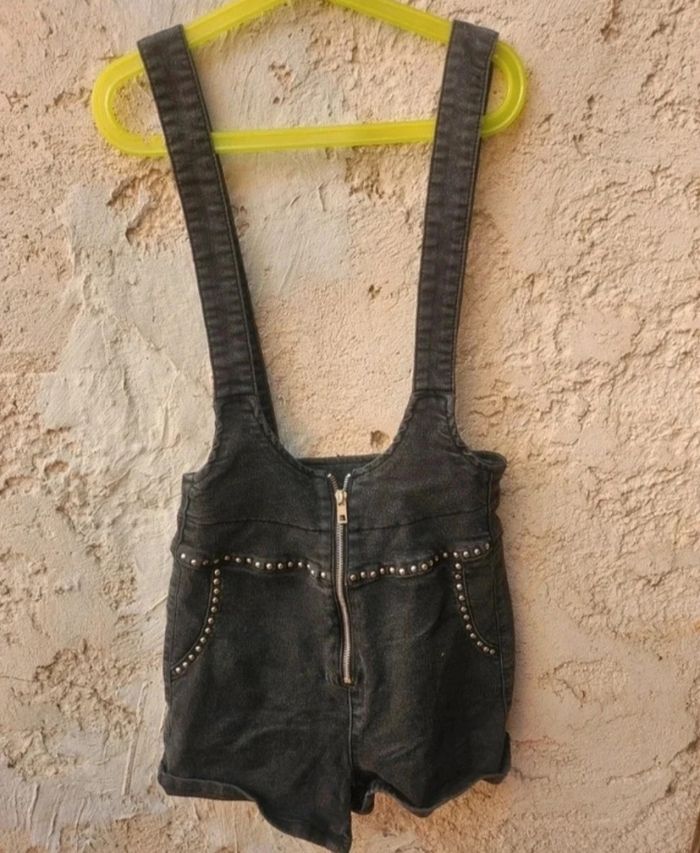 Combishort noir en jean avec zip sur le devant perle et rose brodés sur la poche arrière