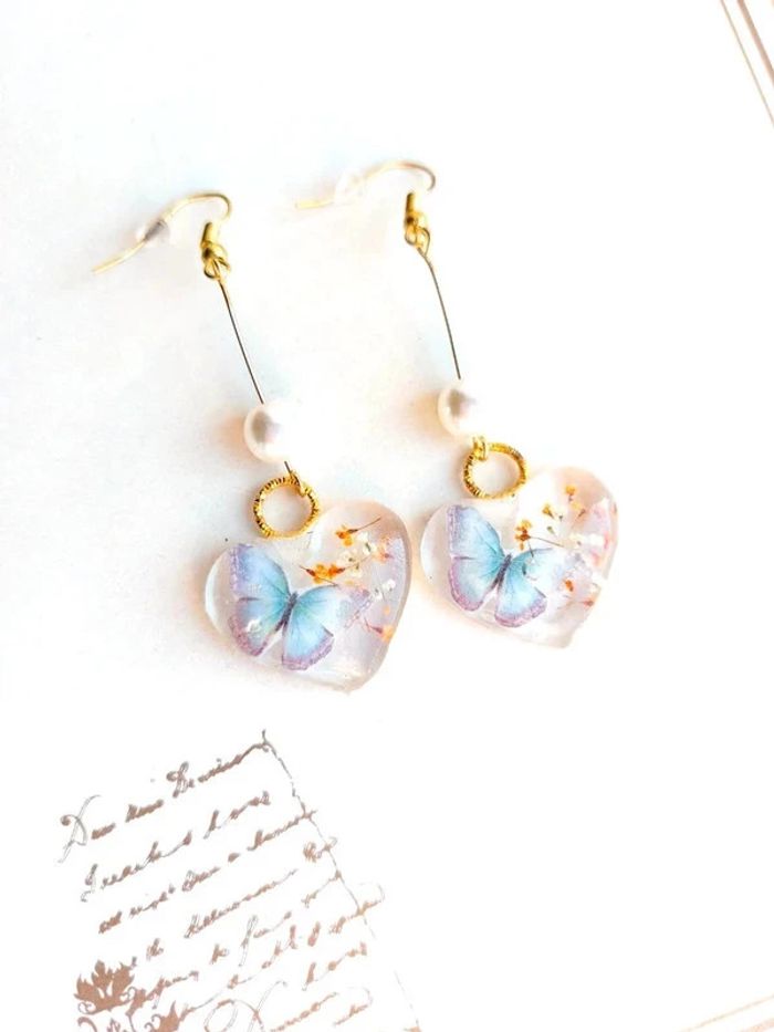 Magnifique paire de boucles d'oreilles pendantes papillon et fleurs oranges