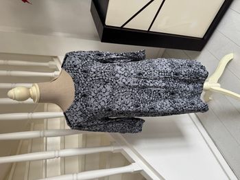 Robe Sud Express grise à motifs noirs 