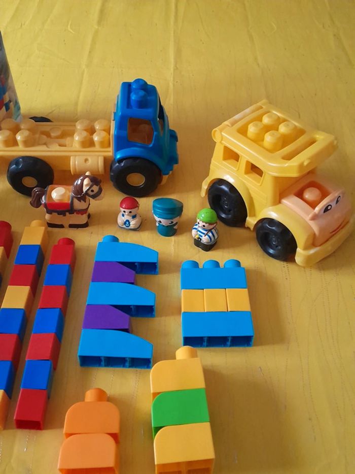 Lot de 68 Mega Bloks + 2 camions + 5 personnages - photo numéro 5