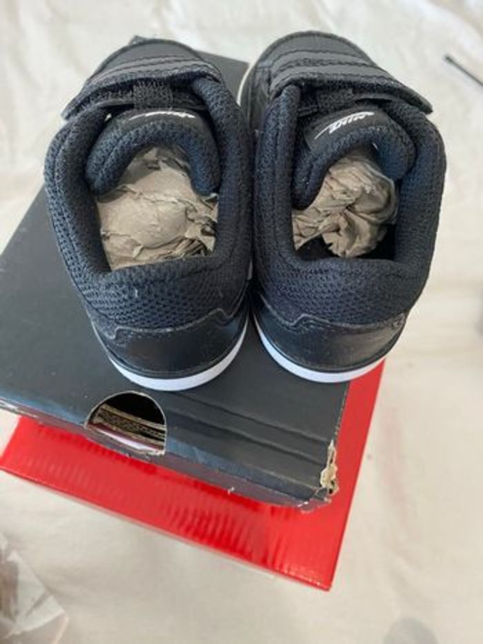Baskets neuves Nike pointure 21 - photo numéro 3