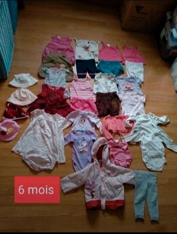 Lot de 26 vêtements filles. Et des chapeaux. Été . Taille 6 mois . Et des chapeaux