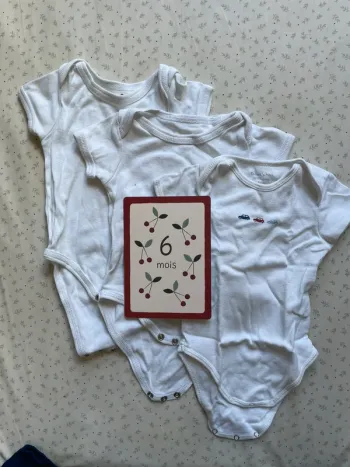 Lot 3 bodies blancs 6 mois manches courtes