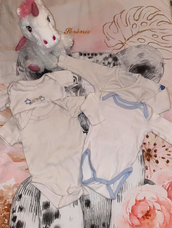 Lot de 4 bodies, 3 mois, marques diverses.