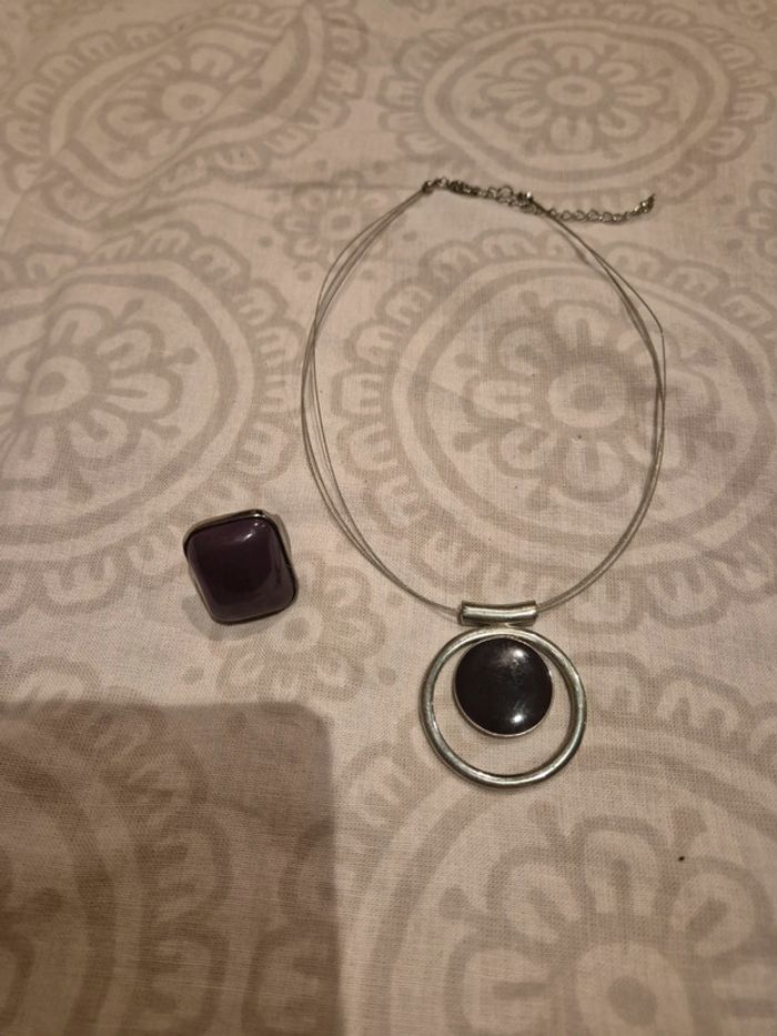 Collier et bague bordeaux