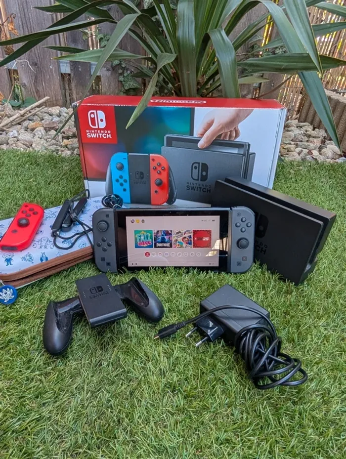 Console Nintendo Switch manettes carte SD pochette ect.. - photo numéro 8