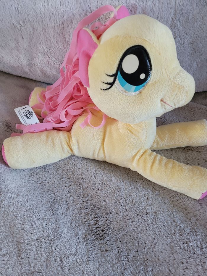 Peluche Little Pony avec ses cheveux roses et ses grands yeux