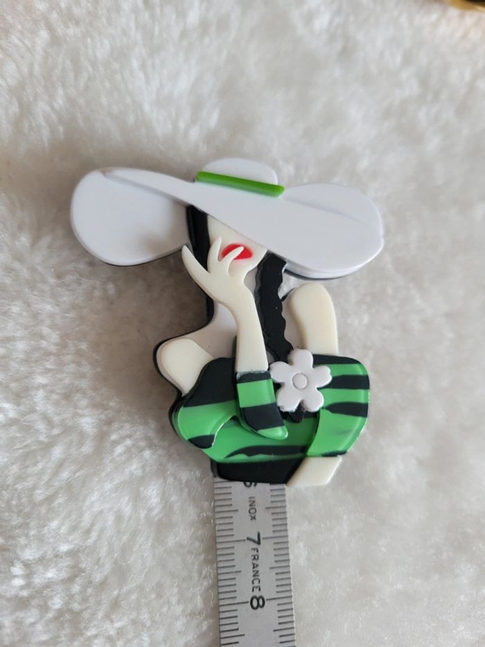 Broche femme au grand chapeau blanc - photo numéro 8
